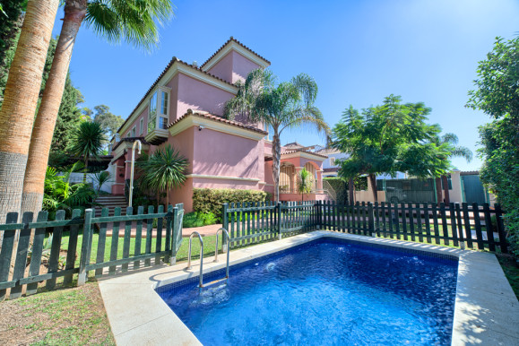 Villa frontline in Puerto Banus, Marbella